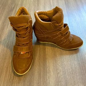 Zigi wedge sneaker, brown size 9
